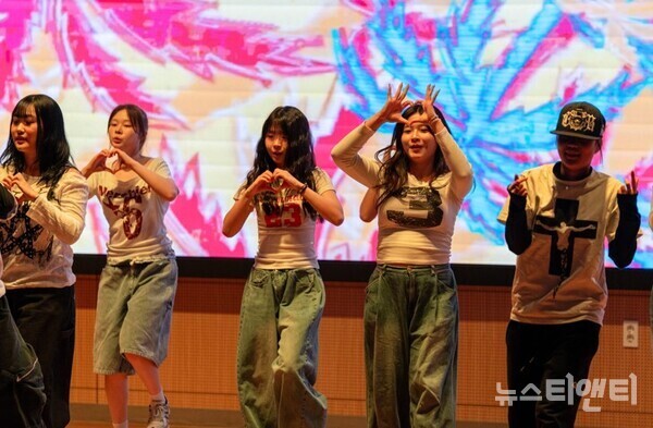 청운대 댄스 동아리와 한국K-POP고등학교 학생들이 합동 공연을 펼치고 있다. / 청운대학교 제공