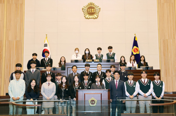 충북도의회는 5일 의회 본회의장에서 진천서전고등학교 학생 32명이 참여한 가운데, 제129회 청소년 의회교실을 진행했다고 밝혔다. / 충북도의회 제공