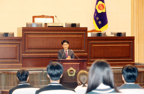 충북도의회는 5일 의회 본회의장에서 진천서전고등학교 학생 32명이 참여한 가운데, 제129회 청소년 의회교실을 진행한 가운데, 이양섭 의장이 인사말을 하고 있다. / 충북도의회 제공