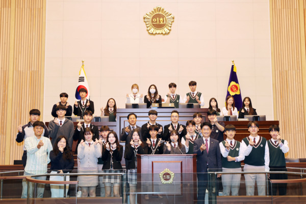 충북도의회는 5일 의회 본회의장에서 진천서전고등학교 학생 32명이 참여한 가운데, 제129회 청소년 의회교실을 진행한 가운데, 이양섭 의장을 비롯한 진천서전고등학교 학생들이 손 하트 포즈를 취하며 기념촬영을 하고 있다. / 충북도의회 제공