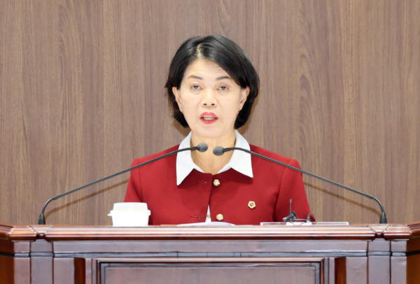 충남도의회는 5일 국민의힘 이현숙 의원이 제362회 정례회 제1차 본회의에서 5분 발언을 통해 "충남의 65세 이상 인구는 48만 6,953명으로 전체의 22.8%에 달하며, 이는 전국 여섯 번째로 높은 수준이라"면서 "노인복지는 더 이상 선택이 아니라 지방정부가 책임지고 선제적으로 준비해야 할 핵심 정책 과제라"고 강조했다. / 충남도의회 제공