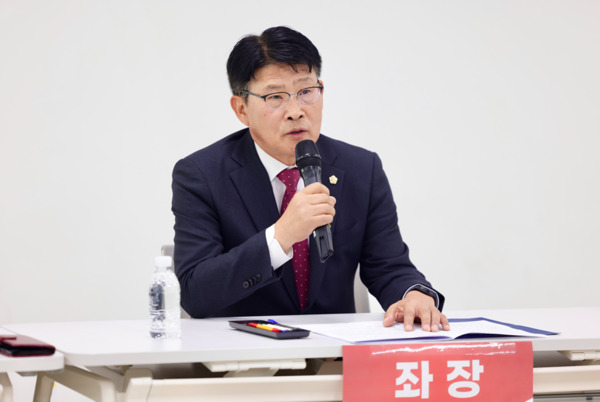 천안시의회는 5일 오후 2시 천안시 청소년복합커뮤니티센터 다목적실에서 국민의힘 정도희·이지원 의원이 공동 주최로 '행복한 미래세대를 위한 제3차 토론회'를 개최한 가운데, 토론회를 공동 주최한 정도희 의원이 발언하고 있다. / 천안시의회 제공