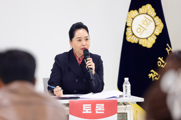 천안시의회는 5일 오후 2시 천안시 청소년복합커뮤니티센터 다목적실에서 국민의힘 정도희·이지원 의원이 공동 주최로 '행복한 미래세대를 위한 제3차 토론회'를 개최한 가운데, 토론회를 공동 주최한 이지원 의원이 발언하고 있다. / 천안시의회 제공
