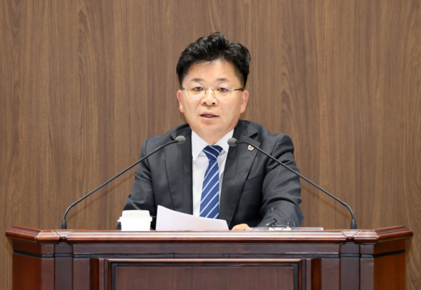 충남도의회는 5일 더불어민주당 김민수 의원이 제362회 정례회 제1차 본회의에서 5분 발언을 통해 "공공기관의 기간제 근로자 재계약 남용을 바로잡아야 한다"며, 고용안정을 위한 제도 개선을 촉구했다고 밝혔다. / 충남도의회 제공