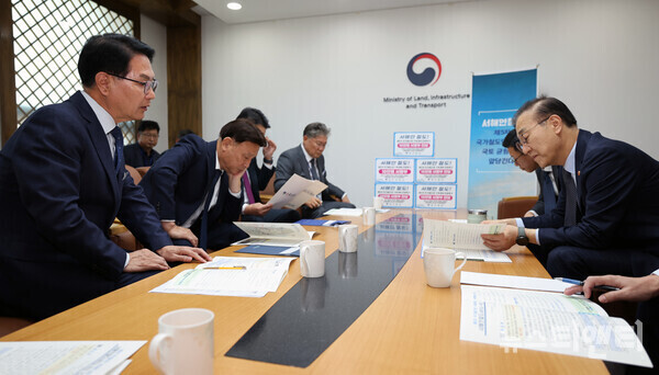 심덕섭 고창군수 등 5개 지방정부 단체장이 김윤덕 국토부 장관과 면담하고 있다. (2025 11 05) / 고창군 제공