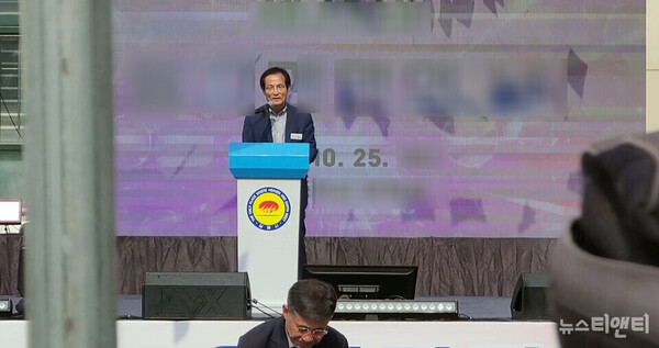 서백현 김제시의회 의장이 무대에 올라 인사를 하고 있다. 좌석에는 정성주 김제시장 (2025 10 25) / 뉴스티앤티 조주연 기자