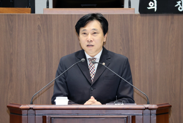 충남도의회는 5일 국민의힘 안종혁 의원이 제362회 정례회 제1차 본회의에서 5분 발언을 통해 "청소년들이 지속 가능한 충남을 위해 제시한 정책 제안이 정책의 변화로 이어질 수 있도록 도와 교육청·기초지자체가 함께 응답해야 한다"고 주장했다. / 충남도의회 제공