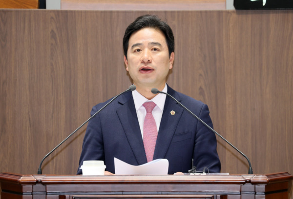 충남도의회는 5일 국민의힘 신영호 의원이 제362회 정례회 제1차 본회의에서 5분 발언을 통해 금강하굿둑 배수갑문 확장을 위한 면밀한 타당성 조사 예산 확보 시급을 주장했다고 밝혔다. / 충남도의회 제공