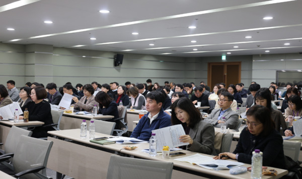 소상공인시장진흥공단은 지난 5일 공단 본부에서 지역 중간관리자 93명을 대상으로 새 정부의 정책 변화에 대응하기 위한 '중간관리자 역량강화 교육'을 실시한 가운데, 직원들이 교육을 듣고 있다. / 소상공인시장진흥공단 제공