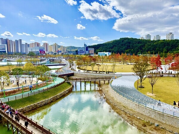 대전 갑천생태호수공원이 개장 한 달여 만에 누적 방문객 22만 명을 돌파하며 새로운 도심 명소로 자리매김 하고 있다. / 대전시 제공