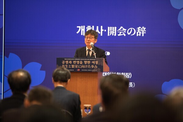 김웅희 현대일본학회 회장이 한일국교정상화 60주년 기념 국제학술대회에서 인사말을 하고 있다.