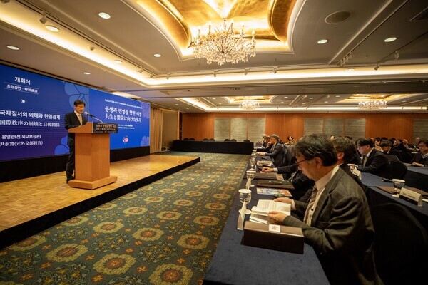윤영관 전 외교부장관이 ‘자유주의 국제질서의 와해와 한일관계’를 주제로 강의를 진행하고 있다.