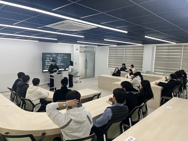 고교학점제 학교공간조성 사업으로 새 단장한 담양고등학교 계단식 강의실/전남교육청 제공