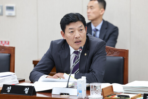 전남도의회 정철 의원(더불어민주당ㆍ장성1)은 전날 열린 전남도교육청학생교육원 행정사무감사에서 질문 하고 있다./전남도의회 제공