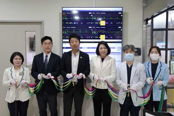 동탄시티병원과 대웅제약, 씨어스테크놀로지 임직원이 씽크가 설치된 병동에서 기념사진을 찍고 있다.