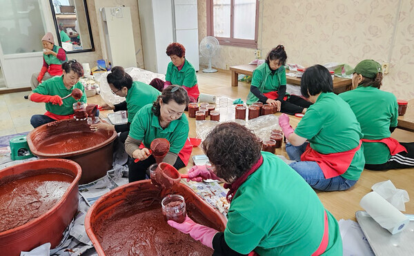 대전 대덕구 오정동 새마을부녀회는 6일 오정희망나눔센터에서 ‘사랑의 고추장 담그기’ 행사를 열고, 정성껏 만든 고추장을 지역 취약계층과 경로당에 전달했다.