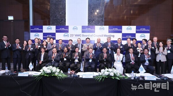 지난 5일(현지시간) 베트남 하노이에서 열린 아시아물위원회(AWC) 이사회 기념촬영 / 한국수자원공사 제공