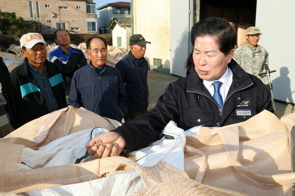 공영민 고흥군수가 6일 공공비축미 첫 수매 현장을 찾아 점검하고 농어민을 격려했다./고흥군 제공