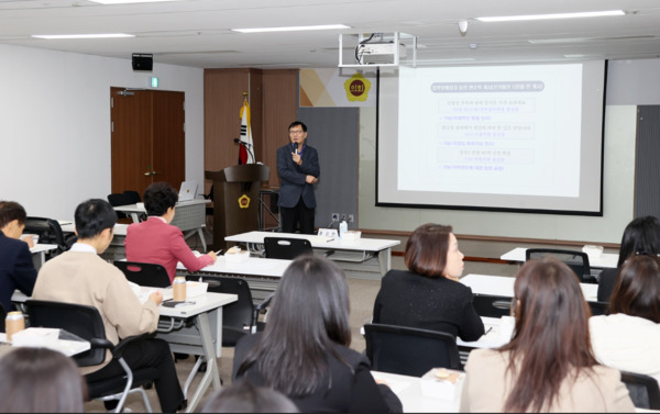 충남도의회는 지난 5일 의원 및 직원을 대상으로 의정 역량 강화를 위한 의정 아카데미를 개최한 가운데, 이날 의정 아카데미에서는 충남선거관리위원회 이용선 지도담당관이 ‘공직선거법’ 관련 특강을 진행하고 있다. / 충남도의회 제공