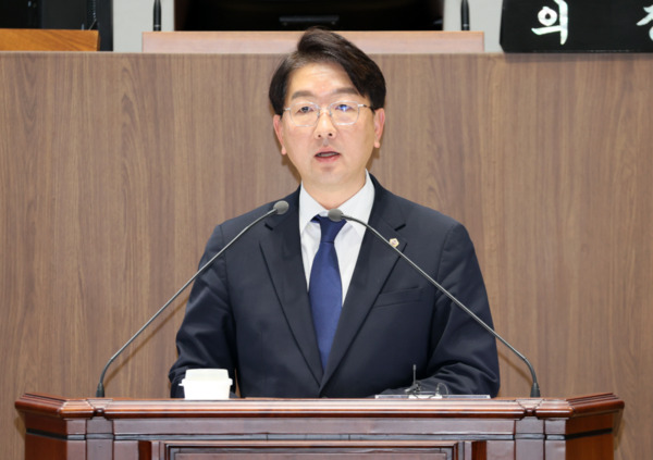 충남도의회는 지난 5일 더불어민주당 구형서 의원이 제362회 정례회 제1차 본회의에서 5분 발언을 통해 "출범 당시 지방분권의 상징으로 기대를 모았던 충청광역연합이 이름뿐인 협의체로 전락하지 않으려면, 실질적인 권한과 재정이 보장되어야 한다"며, 지방자치법 개정 등 제도 개선을 강력히 촉구했다고 밝혔다. / 충남도의회 제공