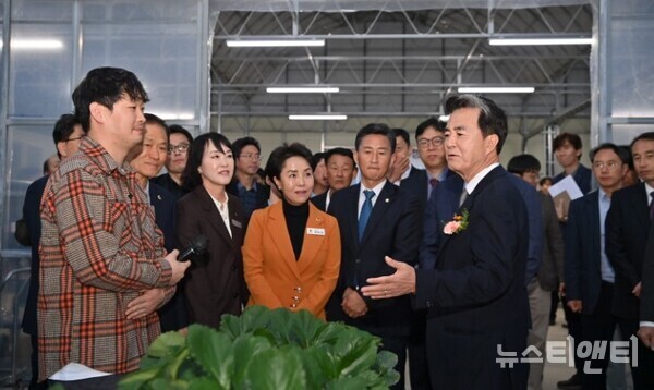 ‘임대형 스마트팜’ 1호(공주 주봉지구) 준공식 / 충청남도청 제공