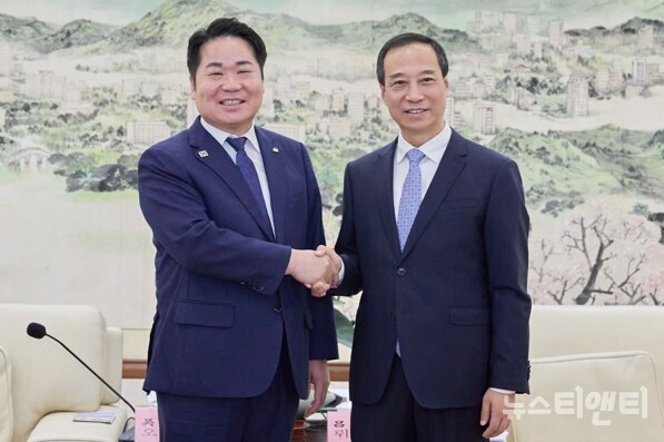 왼쪽부터 오세현 아산시장, 뤼청시 동관시장 / 아산시 제공