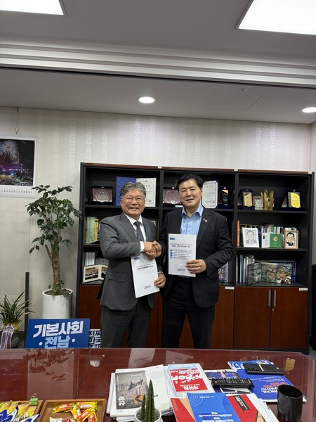 장세일 군수는 국회를 방문해 주요 지역 현안 사업에 대해 국비 지원을 건의했다. [사진= 영광군]