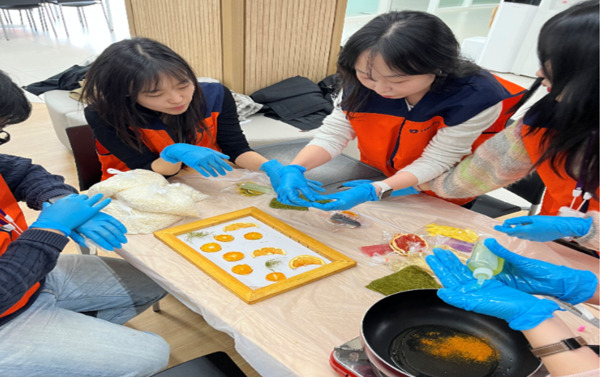 소상공인시장진흥공단은 지난 6일 대전지역 내 공공기관과 함께 대전 일대에서 지역사회 상생을 위한 합동 봉사활동을 실시한 가운데, 봉사활동에 참여한 임직원들이 간식 나누기 활동을 하고 있다. / 소상공인시장진흥공단 제공