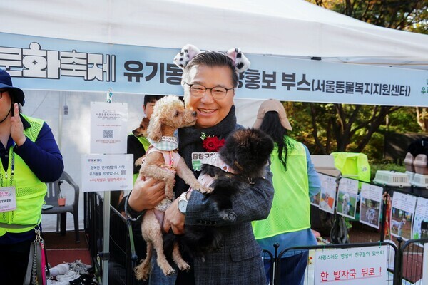류경기 중랑구청장이 반려가족 문화축제 현장에서 반려견을 안고 있다. / 중랑구청 제공