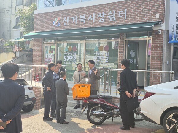 강범석 인천서구청장이 리모델링을 마친 신거북시장 고객지원센터를 둘러보며 관계자들과 의견을 나누고 있다. / 인천서구청 제공