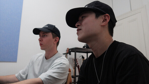 사진 = 우크라이나 보컬 알렉스 빌야크와 한국인 작곡가 이언 정의 작업 모습