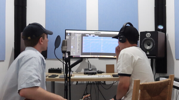 사진 = 우크라이나 보컬 알렉스 빌야크와 한국인 작곡가 이언 정의 작업 모습