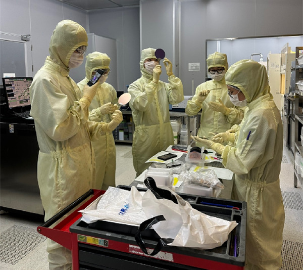 2025학년도 반도체 실습 프로그램’ 참여 학생들이실습 과정에 참여하고 있는 모습