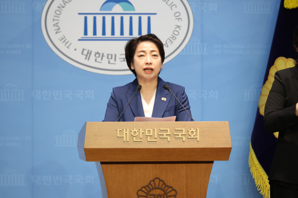 더불어민주당 황정아 의원은 7일 소형모듈원자로(SMR) 등 새로운 원자로 설계에 대해 본격적인 인허가 신청 전 단계에서 안전규제 기관의 사전검토를 허용하는 '원자력안전법 일부개정법률안'을 대표 발의했다고 밝혔다. / 뉴스티앤티 DB