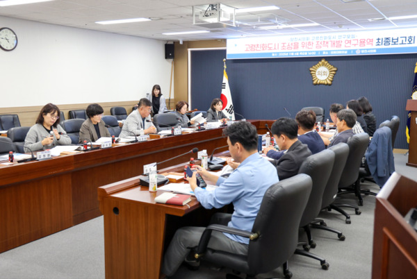 당진시의회는 지난 6일 의회 대회의실에서 고령친화도시 연구모임이 '당진시 고령친화도시 조성을 위한 정책개발 연구용역' 최종보고회를 개최했다고 밝혔다. / 당진시의회 제공