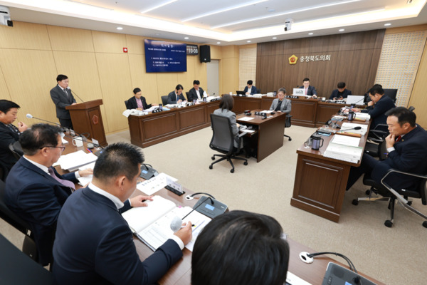 충북도의회 건설환경소방위원회는 7일 제430회 정례회 중 충북개발공사와 바이오식품의약국에 대한 2025년도 주요업무 추진상황을 보고 받고, 행정사무감사를 진행했다고 밝혔다. / 충북도의회 제공