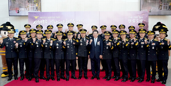 김영록 전라남도지사가 7일 영광군 예술의 전당에서 열린 ‘제63주년 소방의 날 기념식’에서 시군 소방서장, 의용소방대원들과 기념촬영을 하고 있다./전남도 제공