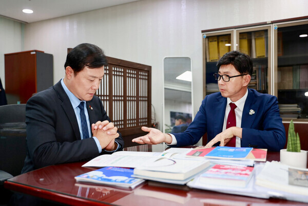 김철우 보성군수(오른쪽)가 국회에서 조계원 예산결산특별위원회 위원(왼쪽)을 만나 보성군 주요 현안사업 국비 지원을 건의하고 있다./보성군 제공