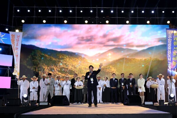 공영민 고흥군수가 '제5회 고흥유자축제'개막선언을 하고 있다./고흥군 제공