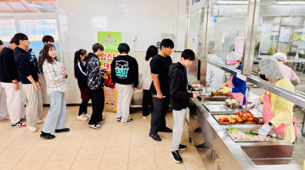 증평공업고등학교는 7일 학생들의 식생활 만족도 향상과 즐거운 학교 문화 조성을 위해 특식데이를 운영했다고 밝혔다. / 충북교육청 제공