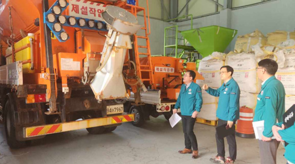 계룡시는 7일 겨울철 폭설 대비를 위한 제설대책 점검과 대응 준비를 완료한 가운데, 최재성 부시장이 관계 공무원들과 제설제 구입 상황을 점검하고 있다. / 계룡시청 제공