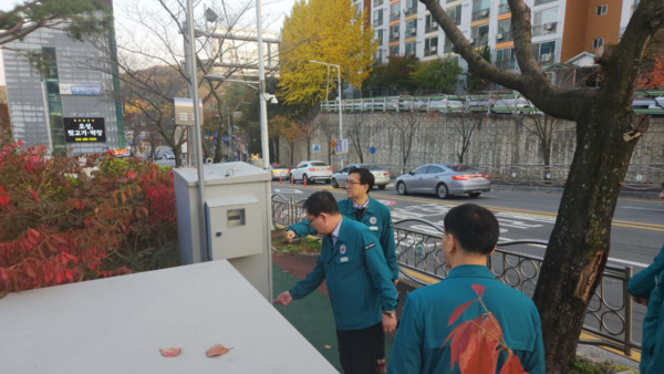 계룡시는 7일 겨울철 폭설 대비를 위한 제설대책 점검과 대응 준비를 완료한 가운데, 최재성 부시장이 관계 공무원들과 적설에 취약한 도로를 직접 방문해 사전 대비 상태를 면밀히 점검하고 있다. / 계룡시청 제공