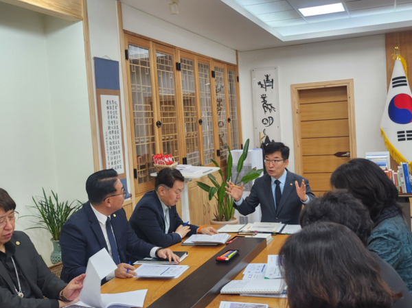 윤건영 충북교육감은 7일 오전 기획회의에서 동료 직원의 안타까운 사망 소식과 관련해 깊은 애도를 표하며, 조직의 안정과 직원들의 심리적 회복을 위해 지원을 강화하겠다고 밝혔다. / 충북교육청 제공