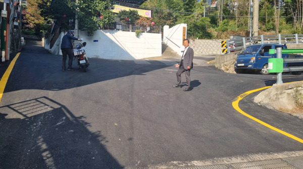 종로구의회는 7일 이응주 의원이 지역구인 옥인동 181-6 일대 노후 아스팔트 정비 현장을 직접 찾아 정비 완료 상황을 점검했다고 밝혔다. / 이응주 의원 제공