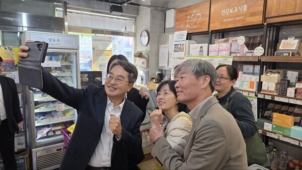 7일 오전 김동연 경기도지사가 두레생협 만남점을 방문, 관계자들과 셀카를 촬영하고 있다. / 뉴스티앤티