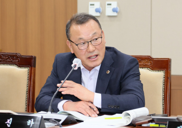 충남도의회는 지난 6일 국민의힘 주진하(초선, 예산2) 의원이 행정문화위원회 소관 자치안전실 행정사무감사에서 "충남도가 관리 중인 27개 터널 가운데 12개(44%)에서 재난방송이 제대로 송출되지 않고 있다"면서 "도민의 생명과 직결된 중대한 안전 공백이 방치되고 있다"고 강하게 질타했다고 밝혔다. / 뉴스티앤티 DB