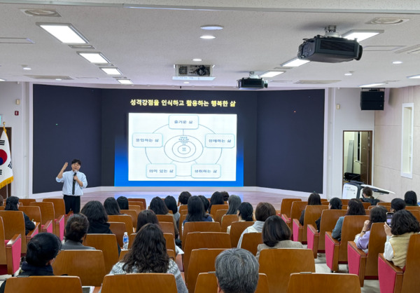 태안청년회의소에서 위탁 운영하는 태안군청소년상담복지센터는 지난 5일 태안인공지능교육체험센터에서 관내 학부모와 유관기관 종사자들을 대상으로 '2025년 지역사회교육 긍정심리로 보는 청소년 대화법'을 성공적으로 운영했다고 밝혔다. / 태안군청소년상담복지센터 제공