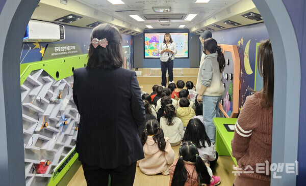 고창군이 ‘유아 흡연위해예방 이동체험관’을 운영하고 있다. / 고창군 제공