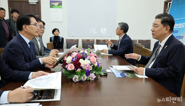 심덕섭 고창군수가 김병기 민주당 원내대표와 면담을 갖고 있다. (2025 11 07) / 고창군 제공