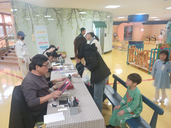 충북교육청 직속기관 유아교육진흥원은 8일 체험터 및 놀이세상에서 3~5세 유아 60명과 보호자 120명이 함께하는 유아 웃음꽃 세상, 동행나들이 공감동행 가족체험을 운영했다고 밝혔다. / 충북교육청 제공